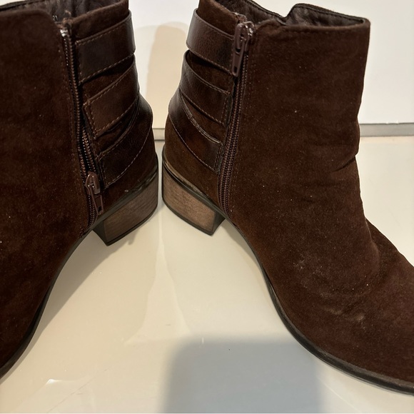 Dark brown suede bootie with buckle on side, zip size 7 1/2 - Picture 2 of 6